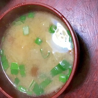 葉玉ねぎとナメコと白菜の味噌汁。